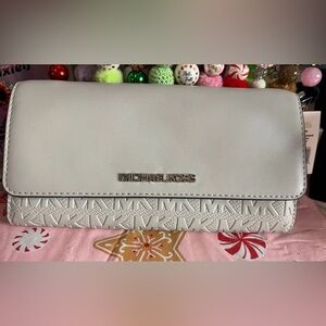 Michael Kors Cream crossbody purse ! ❤️